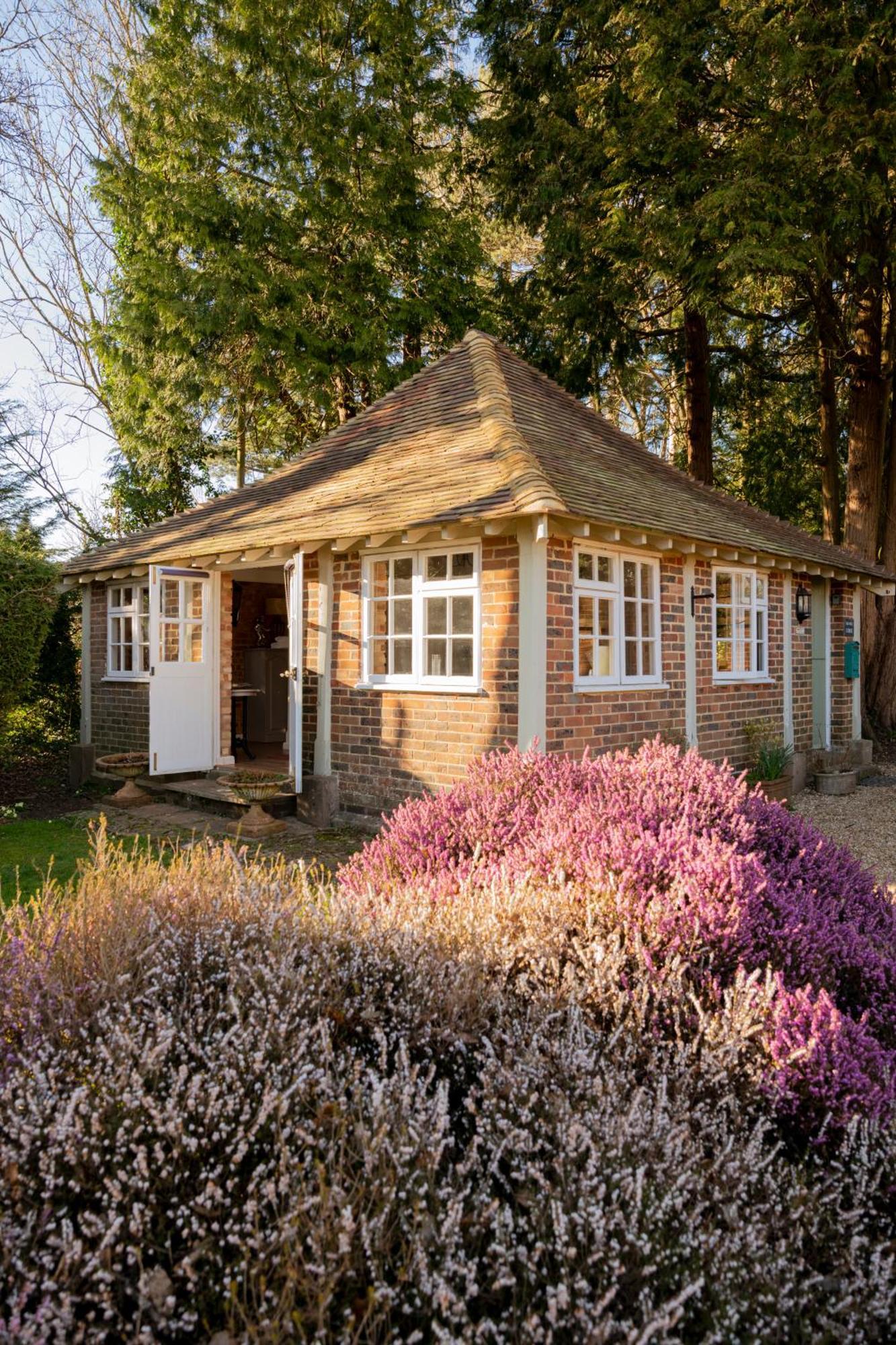 Old Mill Lodge By Huluki Sussex Stays Hurstpierpoint Extérieur photo