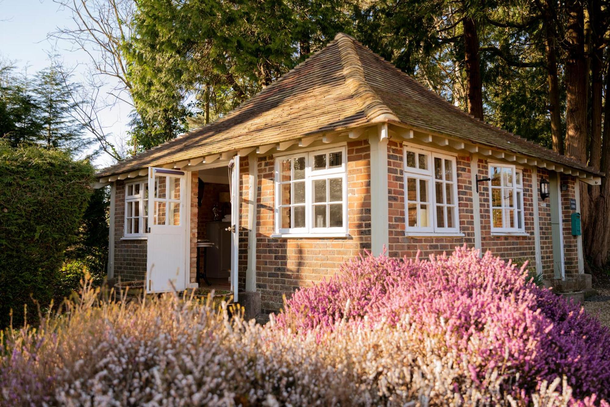 Old Mill Lodge By Huluki Sussex Stays Hurstpierpoint Extérieur photo
