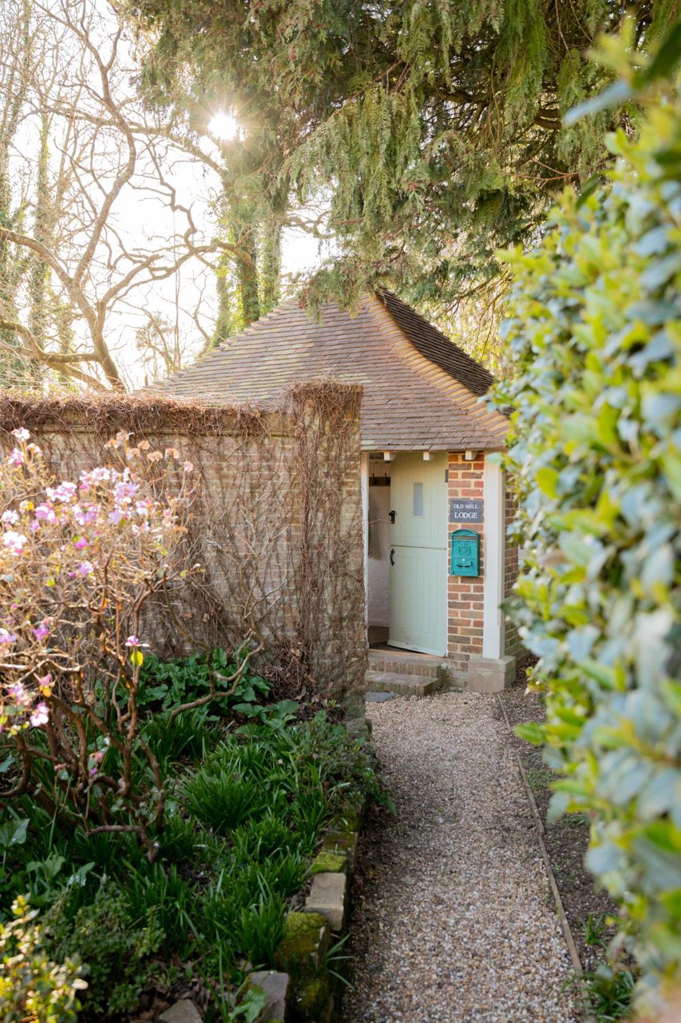 Old Mill Lodge By Huluki Sussex Stays Hurstpierpoint Extérieur photo
