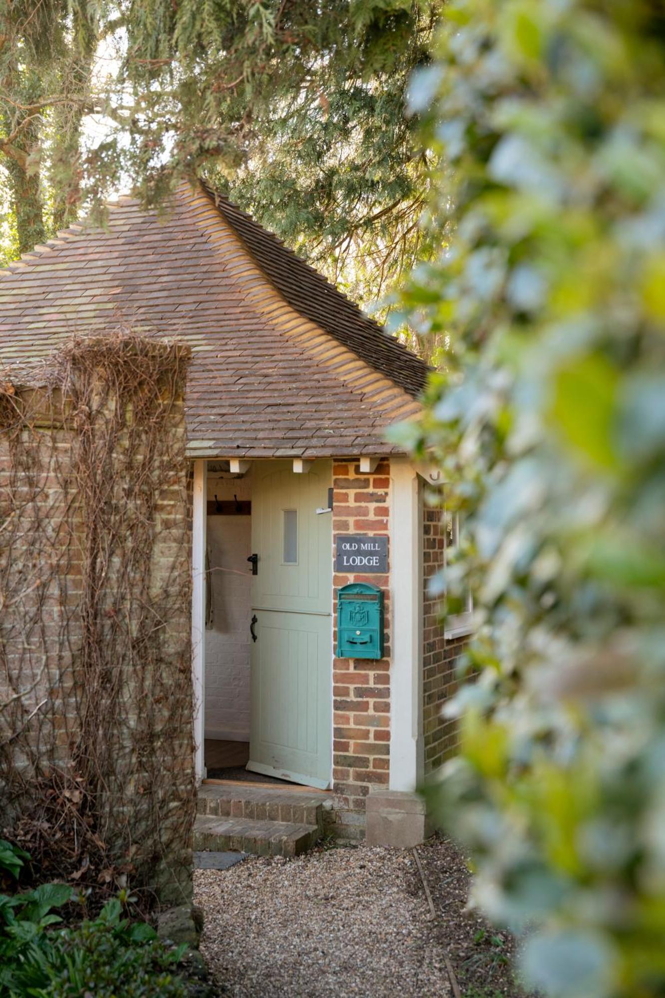 Old Mill Lodge By Huluki Sussex Stays Hurstpierpoint Extérieur photo