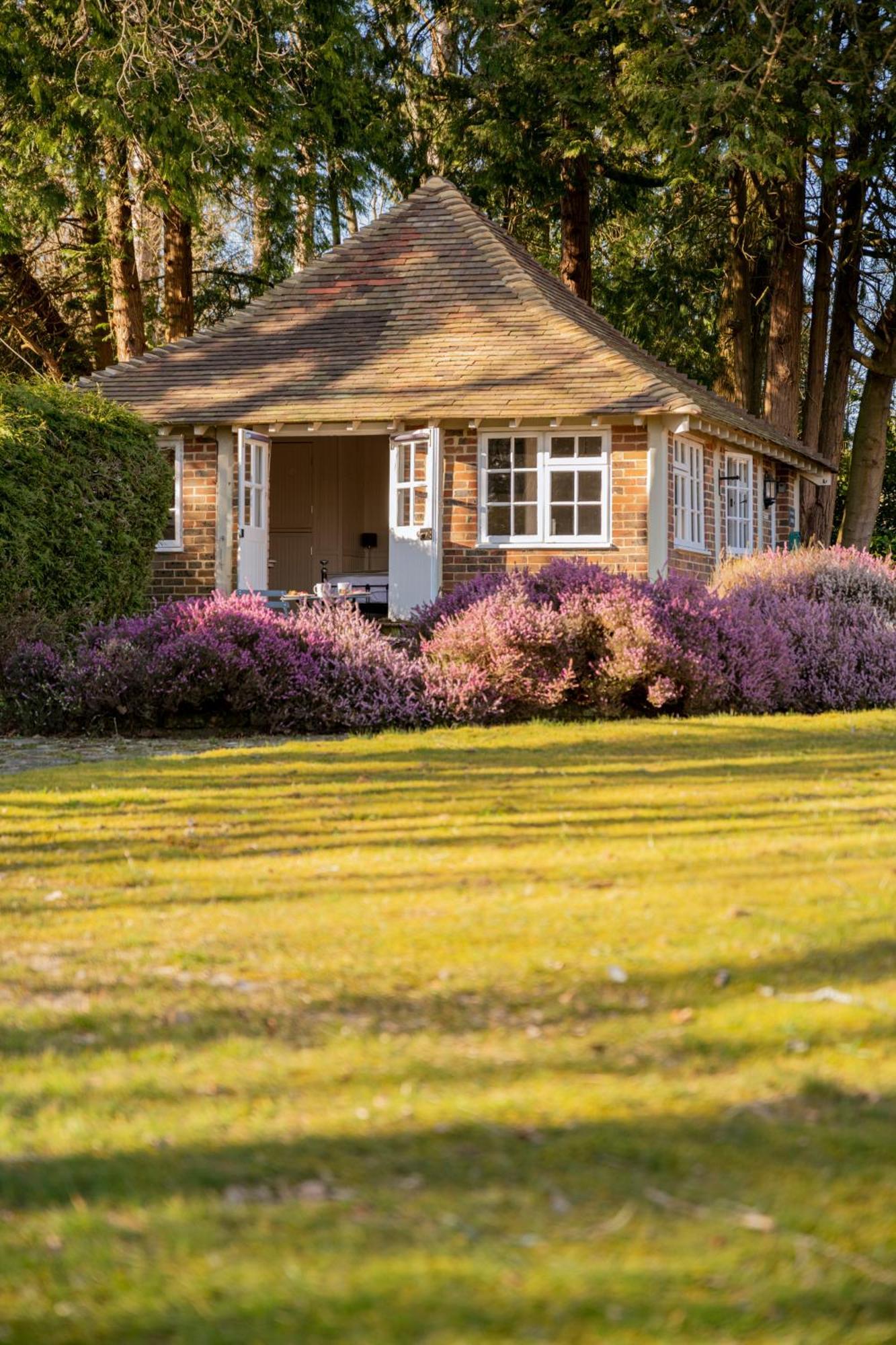 Old Mill Lodge By Huluki Sussex Stays Hurstpierpoint Extérieur photo