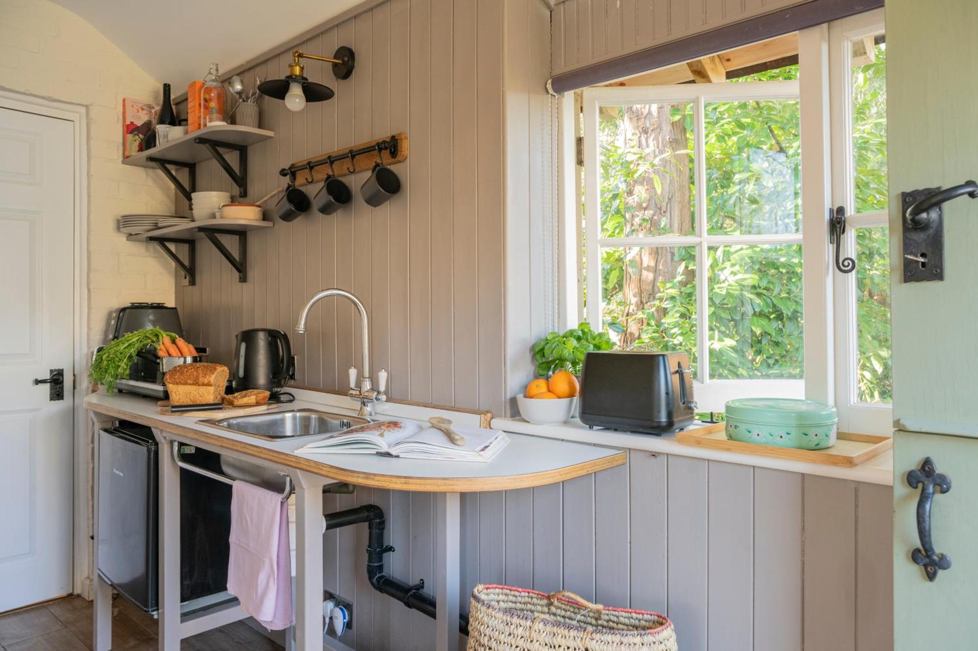 Old Mill Lodge By Huluki Sussex Stays Hurstpierpoint Extérieur photo