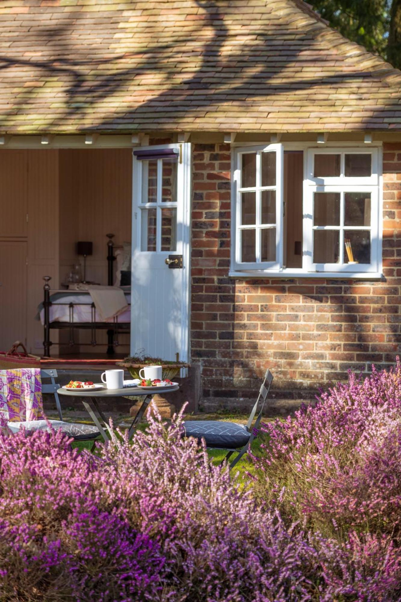 Old Mill Lodge By Huluki Sussex Stays Hurstpierpoint Extérieur photo