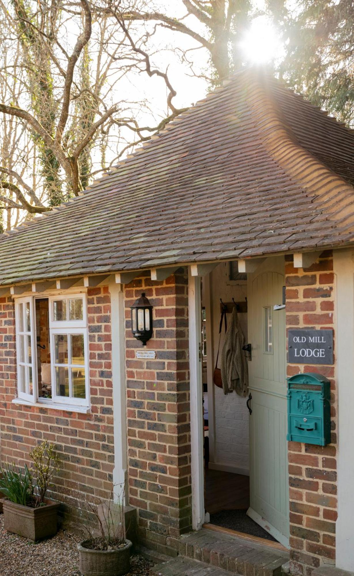 Old Mill Lodge By Huluki Sussex Stays Hurstpierpoint Extérieur photo
