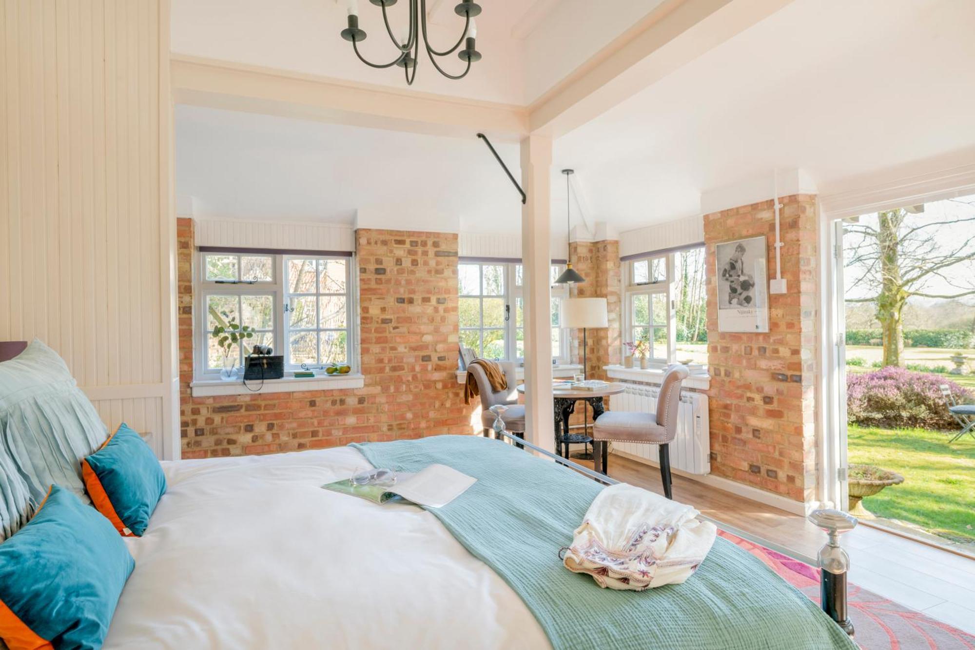 Old Mill Lodge By Huluki Sussex Stays Hurstpierpoint Extérieur photo
