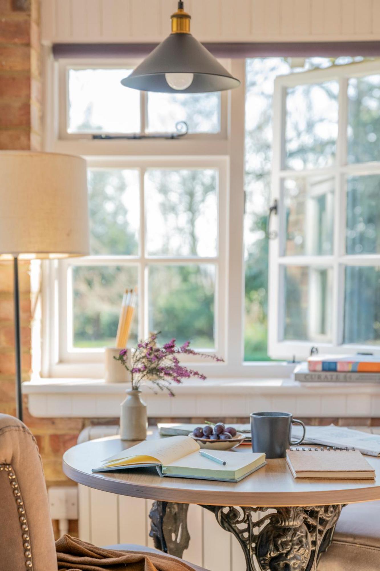 Old Mill Lodge By Huluki Sussex Stays Hurstpierpoint Extérieur photo